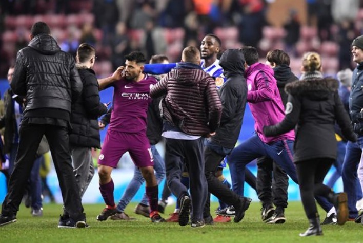 记者称阿圭罗与球迷大打出手因被吐口水