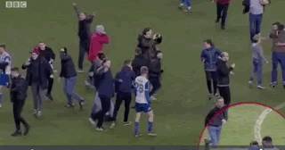 记者称阿圭罗与球迷大打出手因被吐口水