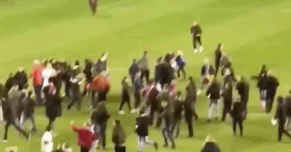 记者称阿圭罗与球迷大打出手因被吐口水