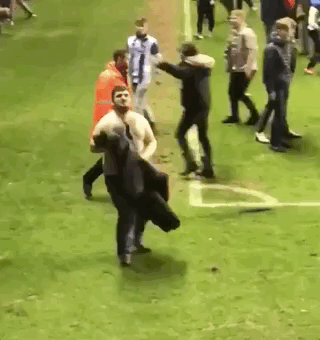 记者称阿圭罗与球迷大打出手因被吐口水