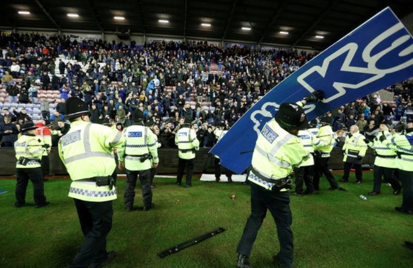 记者称阿圭罗与球迷大打出手因被吐口水