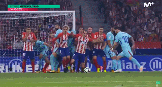 套路王？梅西罚任意球时布斯克茨皮克妙招干扰门将