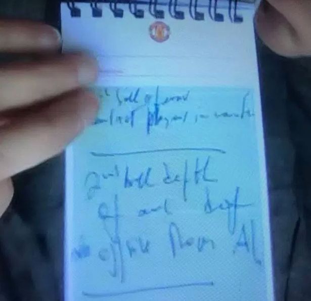 暗藏玄机？穆里尼奥场边笔记疑似发挥作用