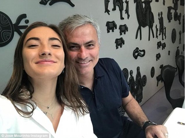 穆帅女儿晒出温馨老照片：慈父传授儿女游泳技巧