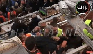 GIF：意记者向皇马球迷挥舞纸片引发冲突，被赶出媒体区