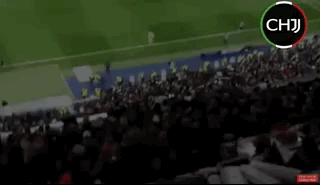 GIF：意记者向皇马球迷挥舞纸片引发冲突，被赶出媒体区