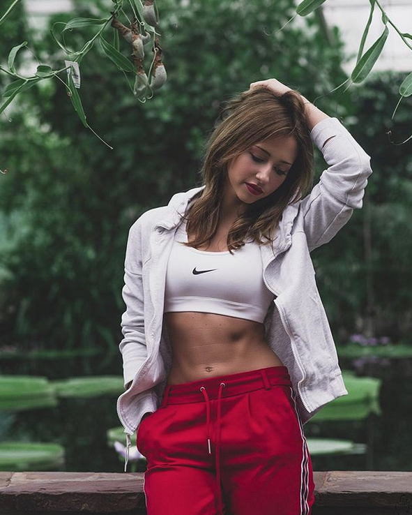 [球星太太团]哈镇保级功臣背后的女人，前凸后翘美娇娃