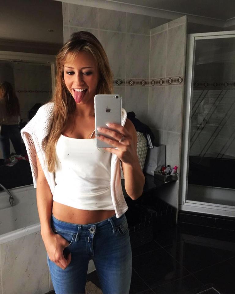 [球星太太团]哈镇保级功臣背后的女人，前凸后翘美娇娃