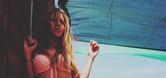 [球星太太团]哈镇保级功臣背后的女人，前凸后翘美娇娃