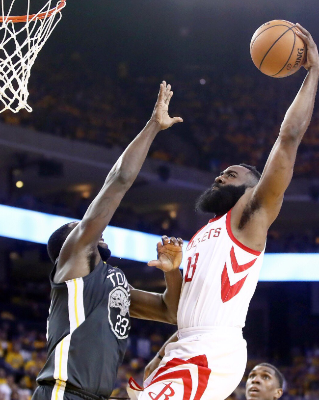 火箭官方发布图集回顾哈登昨日隔扣格林瞬间