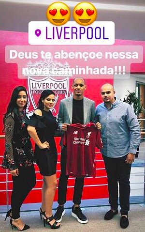 转粉！法比尼奥妻子亲吻利物浦队徽庆祝丈夫加盟