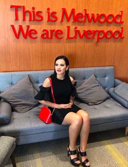 转粉！法比尼奥妻子亲吻利物浦队徽庆祝丈夫加盟