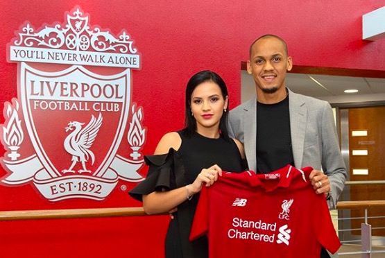 转粉！法比尼奥妻子亲吻利物浦队徽庆祝丈夫加盟