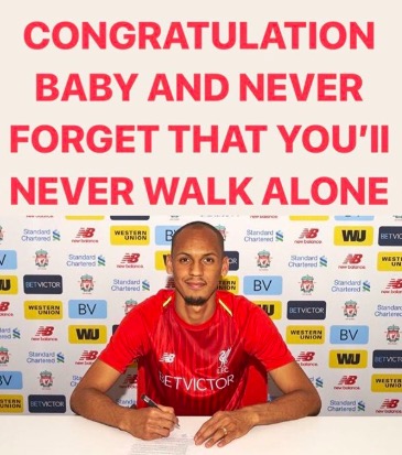 转粉！法比尼奥妻子亲吻利物浦队徽庆祝丈夫加盟