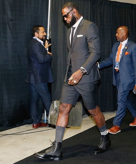 [流言板]萧华打趣詹姆斯西装短裤搭配:他定义了