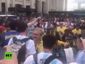 GIF:火药味渐浓,阿根廷巴西球迷开幕式场外对