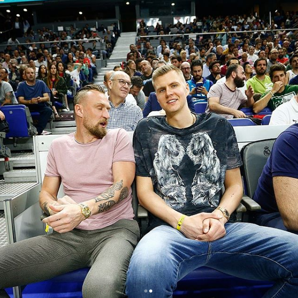 尔津吉斯与好友一起观看西班牙篮球甲级联赛决