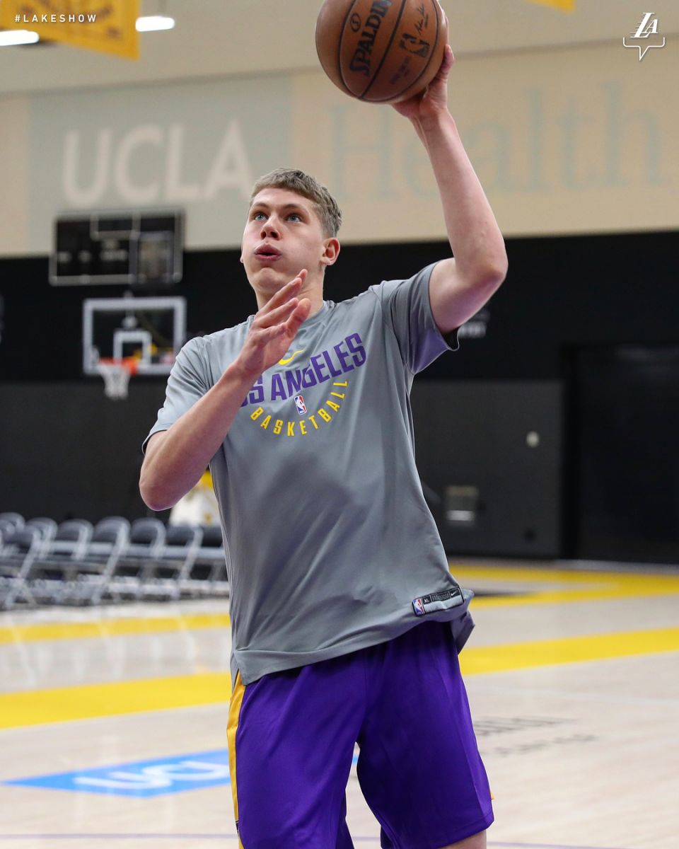 湖人官方发布瓦格纳训练图集:他不会浪费任何