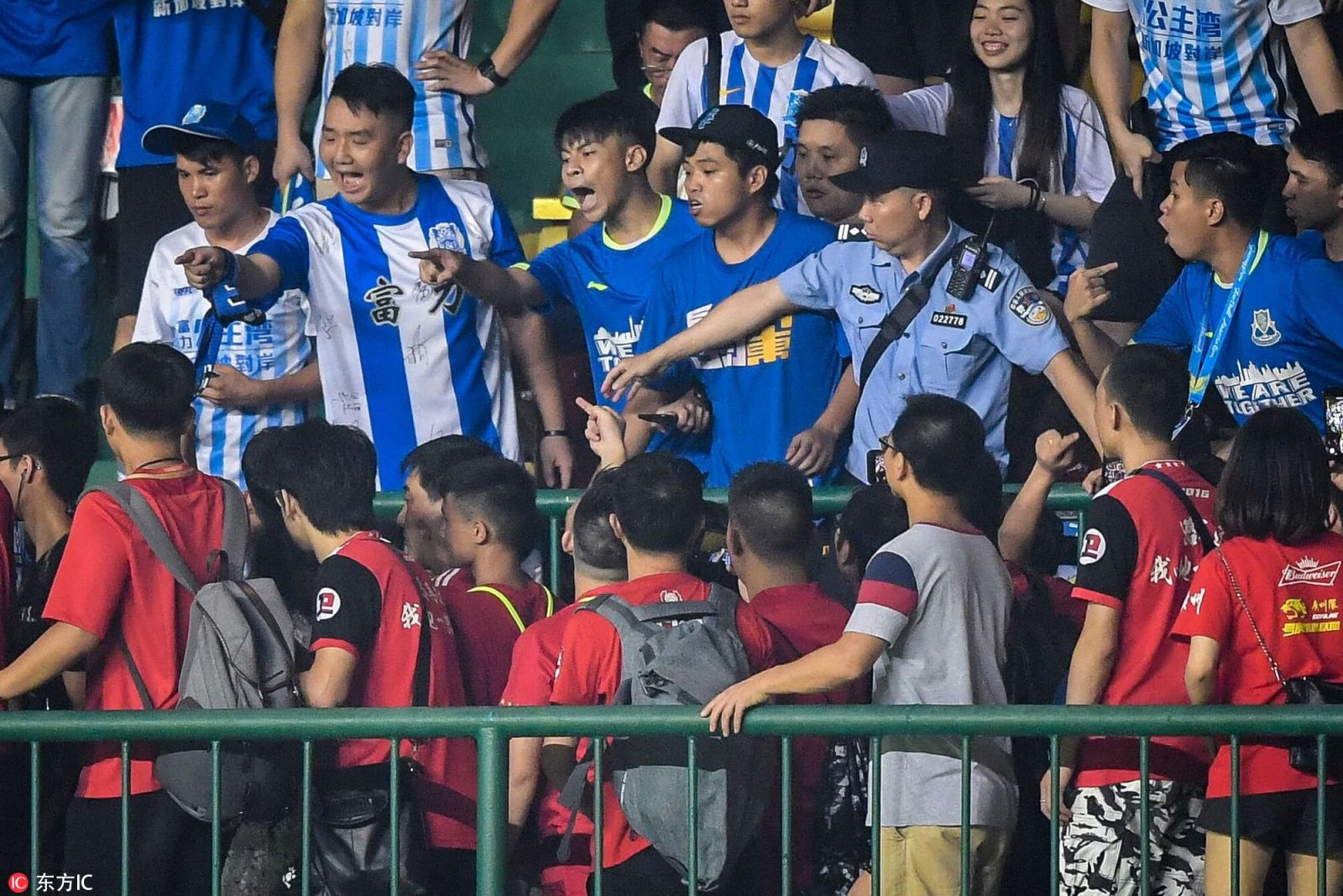多图流:恒大富力球迷赛后言语冲突,安保迅速介