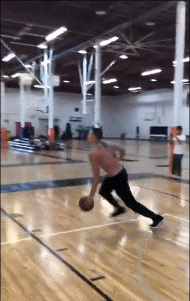 輕輕鬆鬆!Aaron Gordon訓練中上演轉身胯下暴扣-黑特籃球-NBA新聞影音圖片分享社區