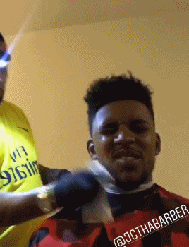 悠閒自在!尼克楊一邊唱歌一邊理髮-黑特籃球-NBA新聞影音圖片分享社區