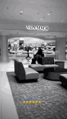 童心未泯!Andre Roberson在商場里坐兒童電車-黑特籃球-NBA新聞影音圖片分享社區