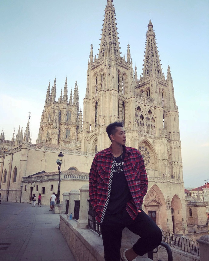 沈梓捷晒个人照庆生:希望自己永远21岁