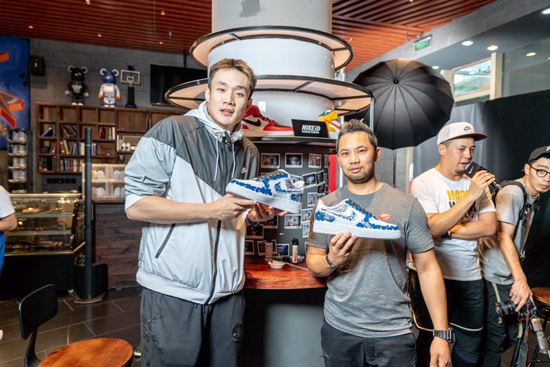 [流言板]有丶小酷!丁彦雨航亲自尝试球鞋的定制