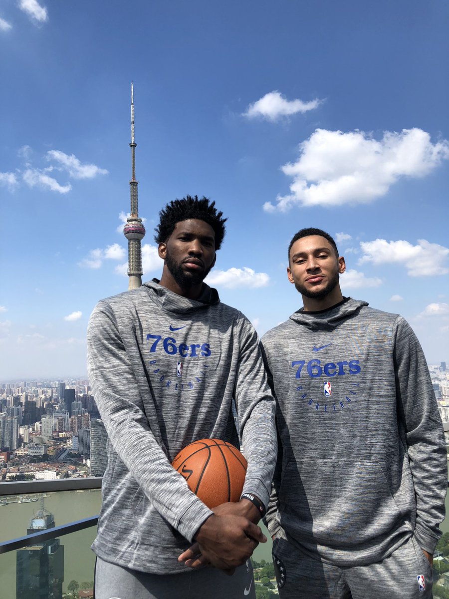 费城76人队正在上海拍摄他们的nba中国赛官方球队合照.nba官方写道.