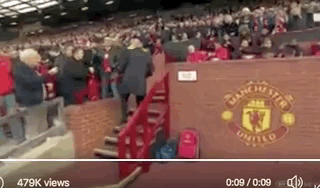 GIF：喷你一脸，对阵纽卡赛前穆里尼奥朝摄像机泼水