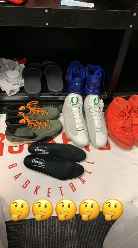 [流言板]今日战靴已就绪!塔克赛前展示自己的鞋柜