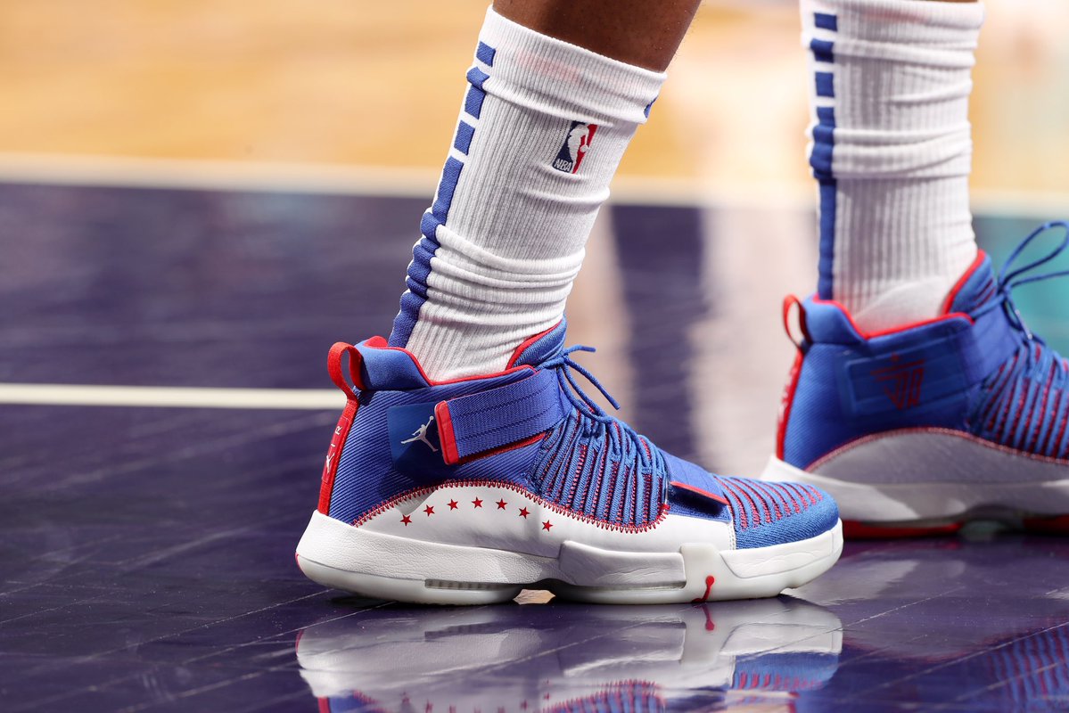 今日常规赛上脚球鞋一览:塔克上脚ac米兰配色hyperdunk