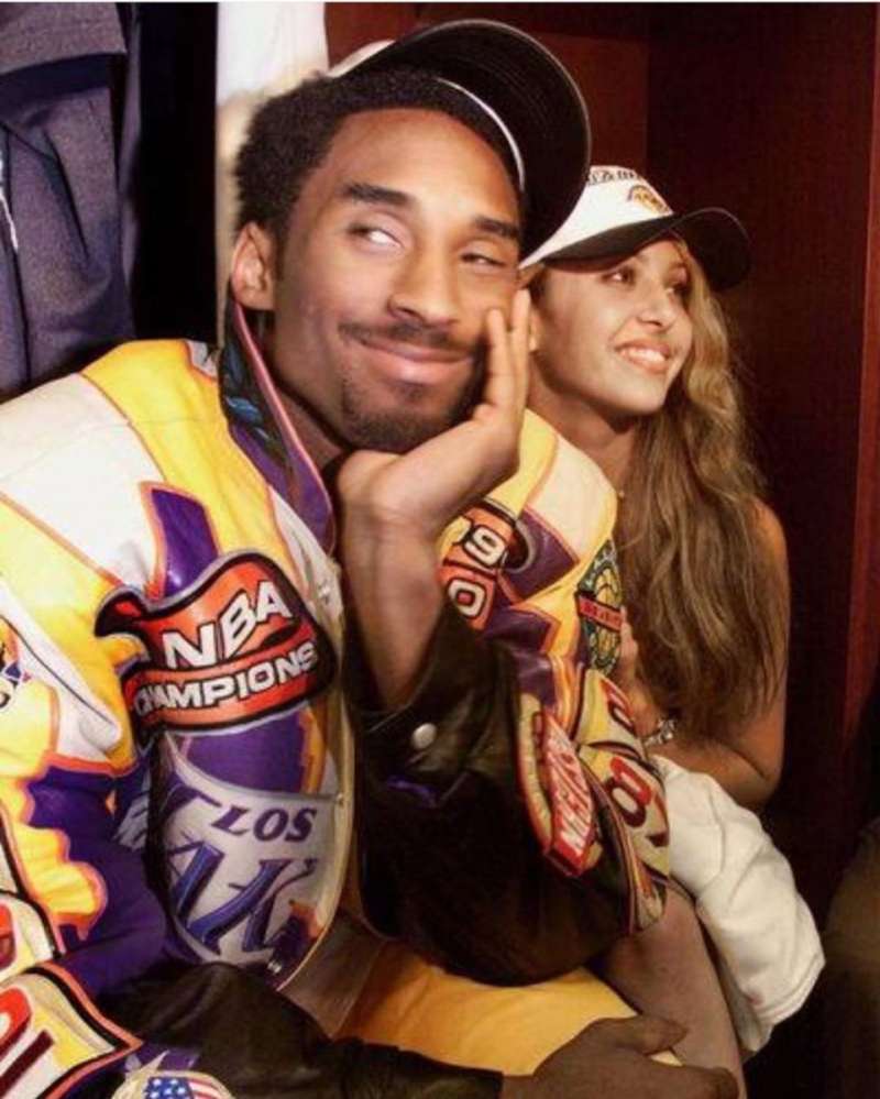 郎才女貌!瓦妮莎回顾湖人2000年夺冠后与科比合照