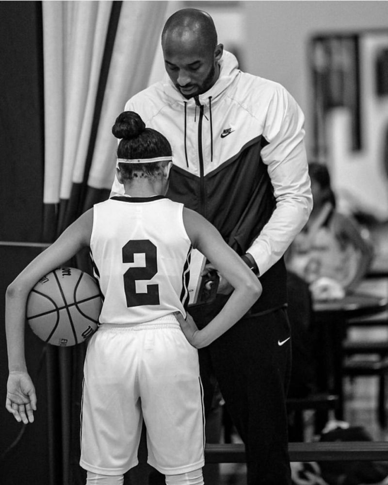 [流言板]将门虎女!瓦妮莎晒科比指导女儿打球照片