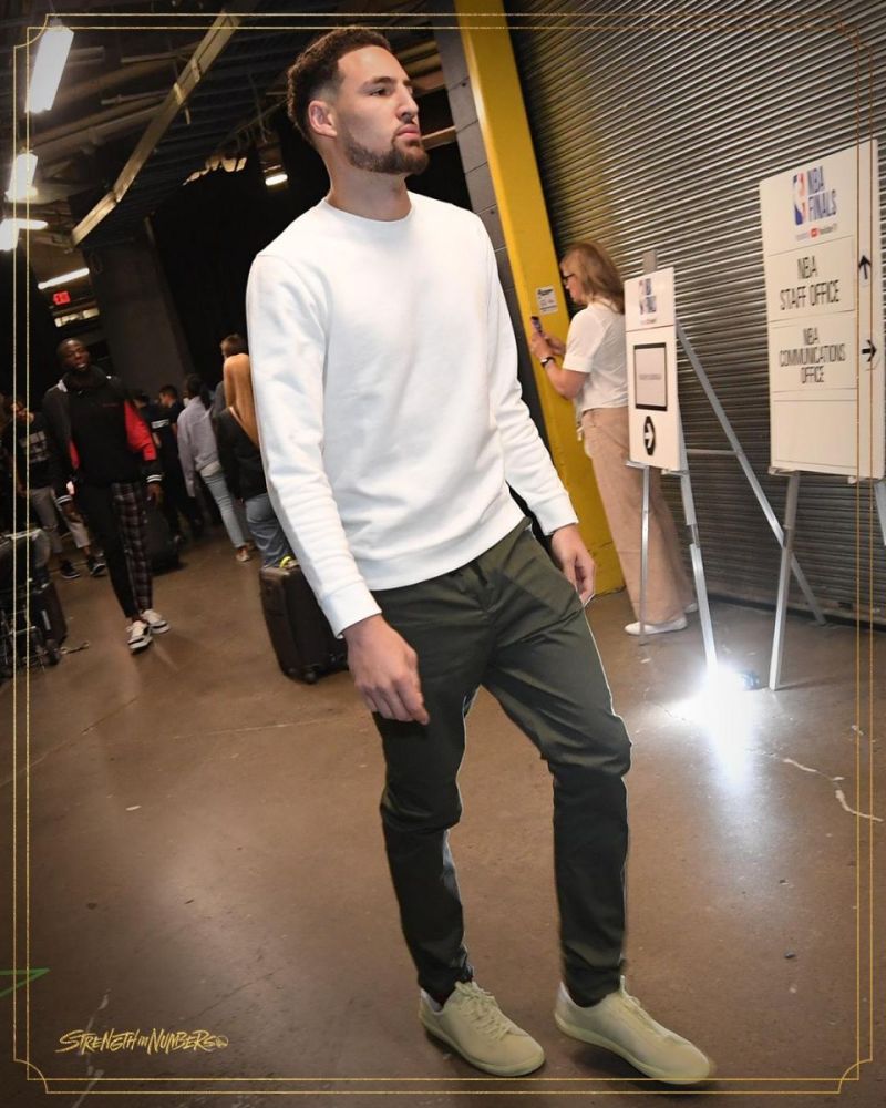 [流言板]勇士官方发布球员入场照:库里头戴耳机表情轻松