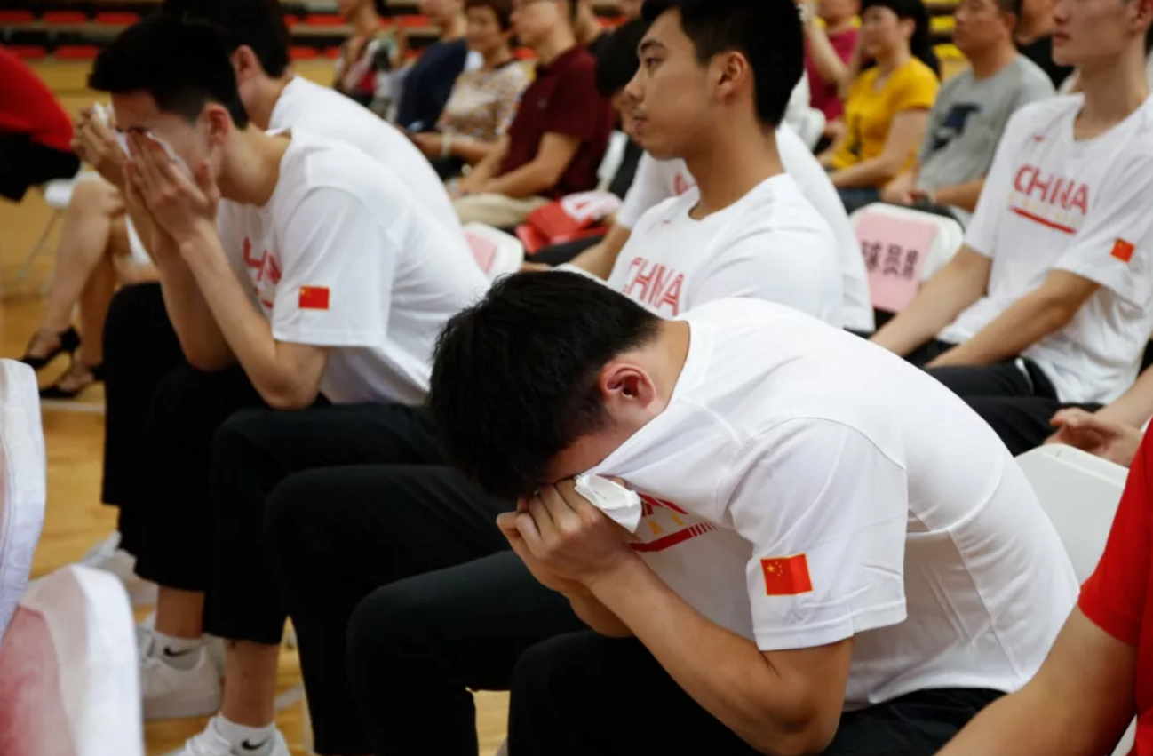 温暖 带上父亲的嘱托 U19国青男篮踏上世青赛征程 虎扑cba新闻