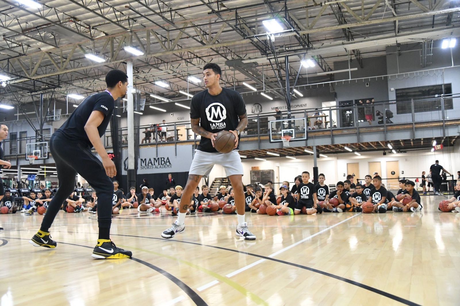 库指导上线!库兹马在曼巴体育学院指导年轻球员