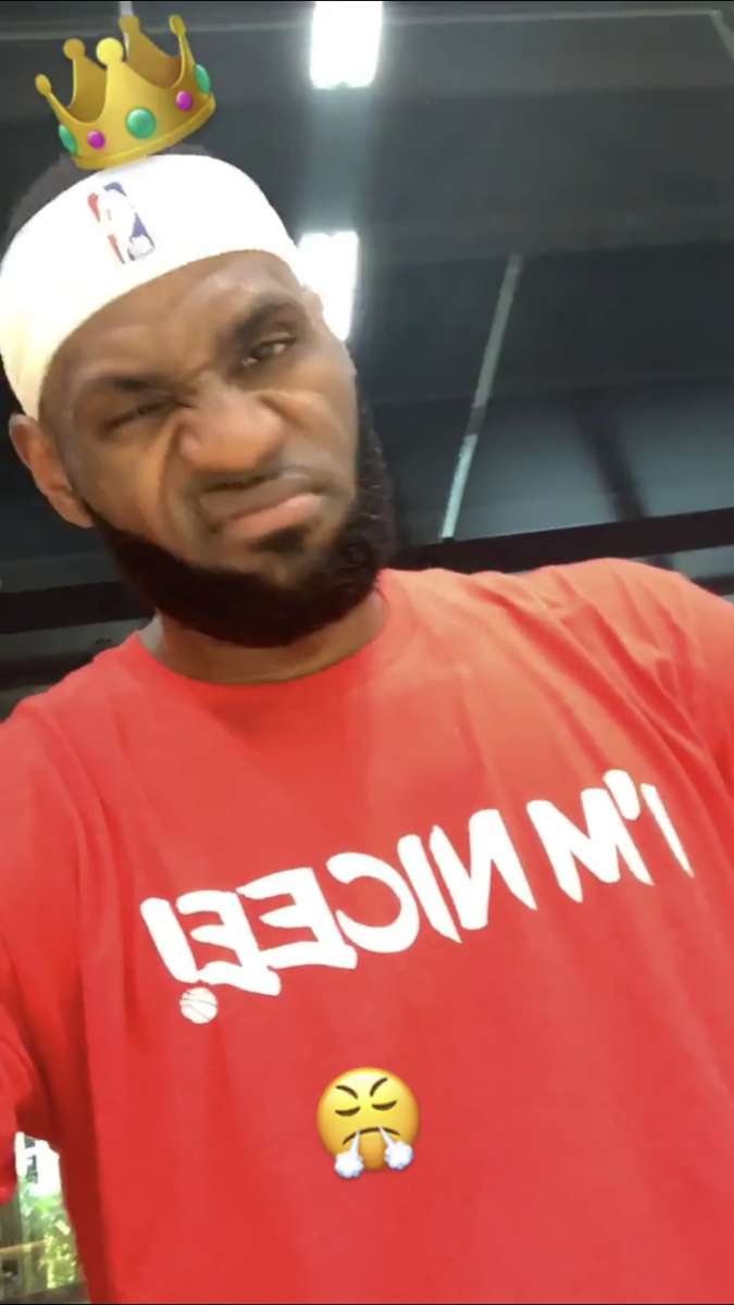 一脸不屑?詹姆斯训练期间自拍发布撇嘴表情