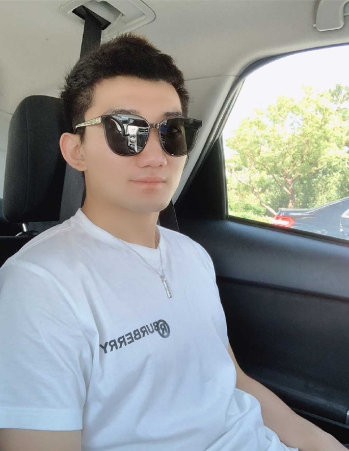 孙铭徽晒个人帅照并自我调侃:美颜的强大