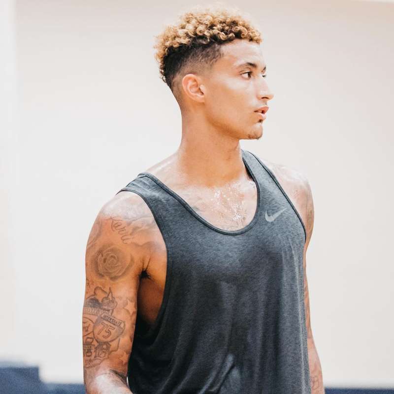 库兹马发布训练照:夏日里和朋友们打打球