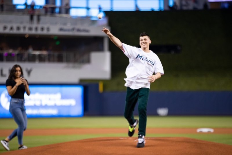 [流言板]这颜值如何?泰勒-希罗更新社媒晒为棒球队开球照片