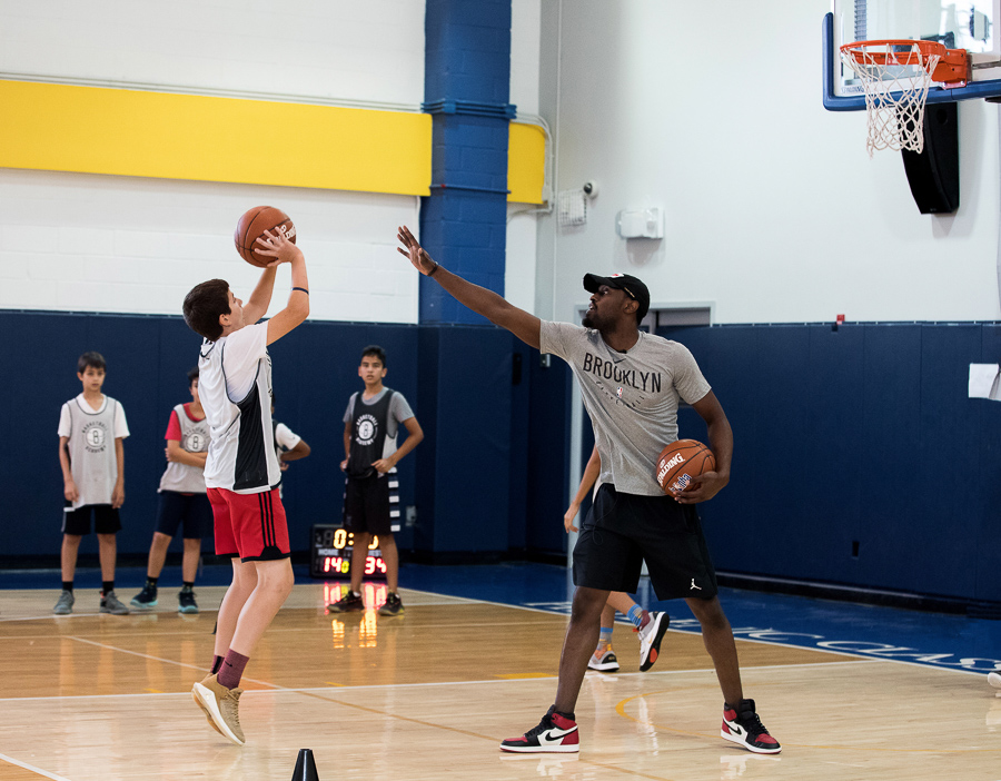 NBA官網發布西奧-平森參加籃網青少年籃球訓練營圖集 運動 第13張