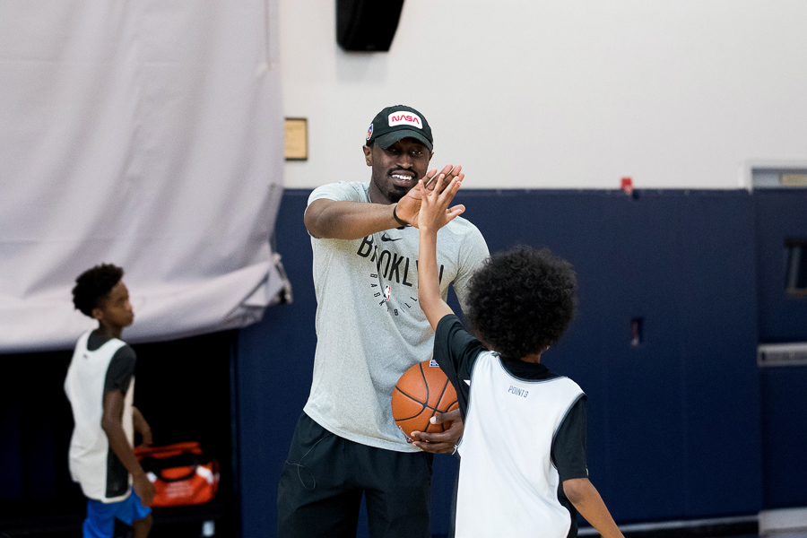 NBA官網發布西奧-平森參加籃網青少年籃球訓練營圖集 運動 第12張