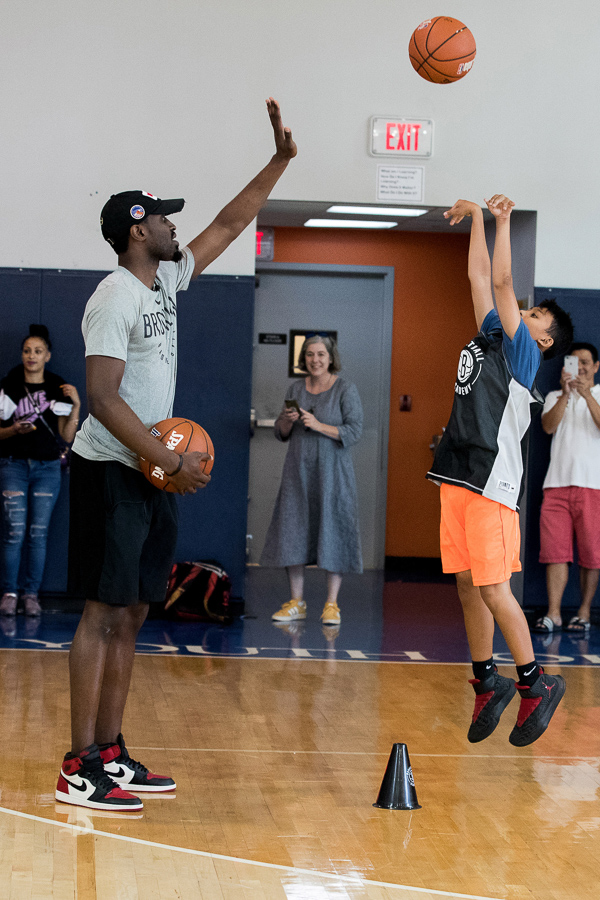 NBA官網發布西奧-平森參加籃網青少年籃球訓練營圖集 運動 第11張