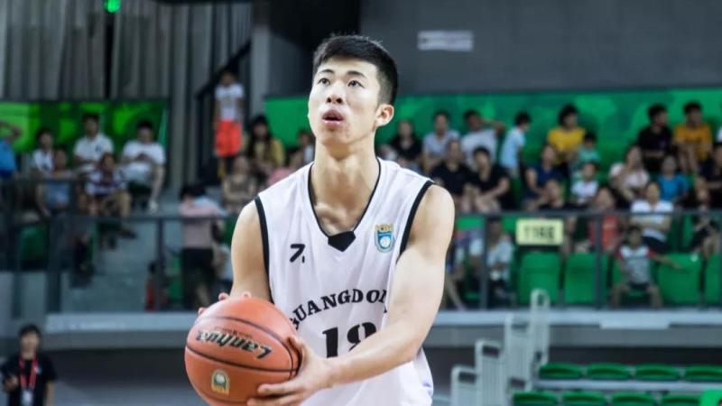 刘权标,出生于1999年,身高195cm,司职前锋.