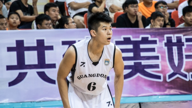 李英博,出生于1999年,身高205cm,司职中锋.