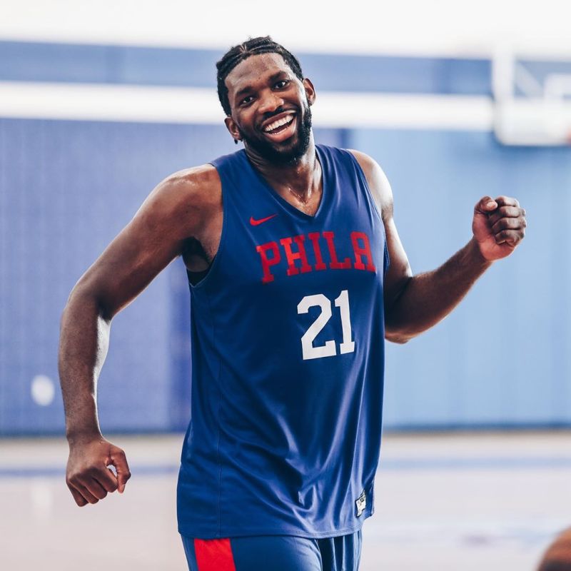 [流言板]欢乐大男孩!76人官方社媒晒恩比德训练照