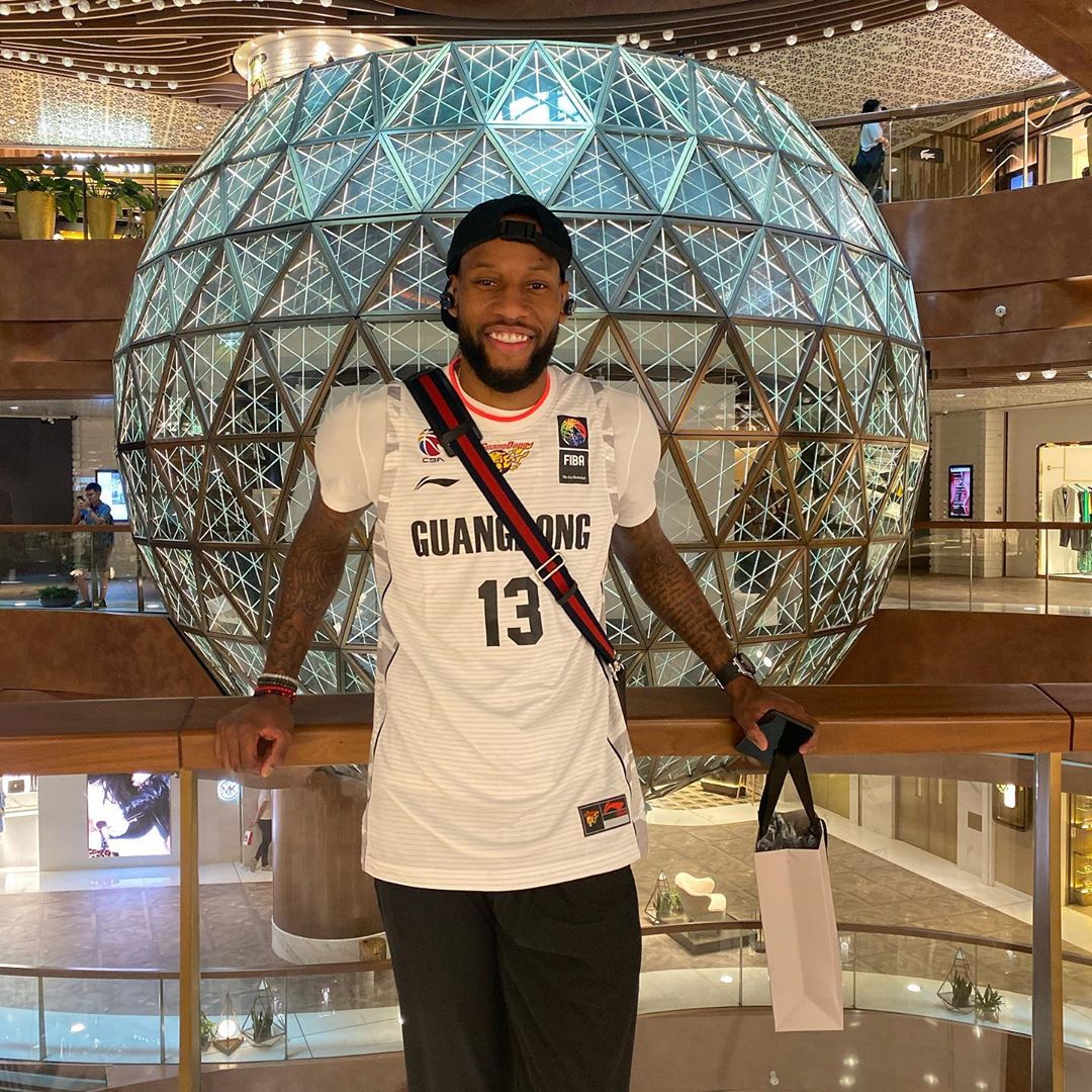 索尼-威姆斯晒帅照:我旅游的时候穿这个