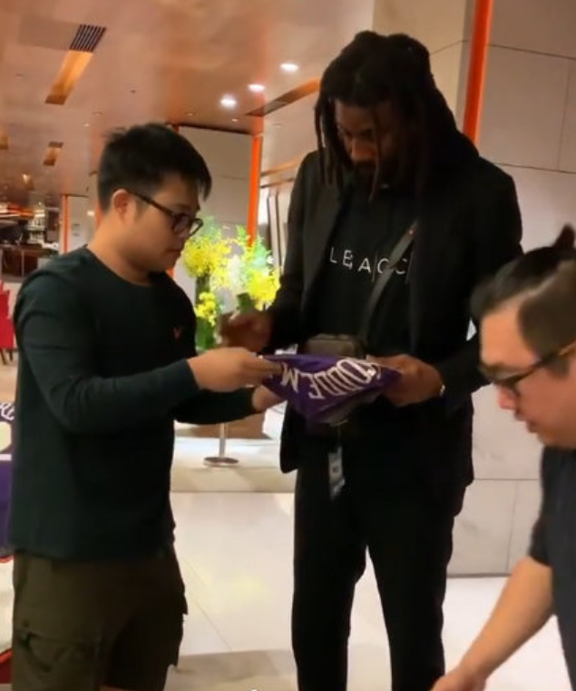 伍伯蘭親自接機，斯塔德邁爾已抵達中國香港