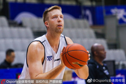 翟晓川训练时眉骨受伤缝了9针：没事，不影响比赛